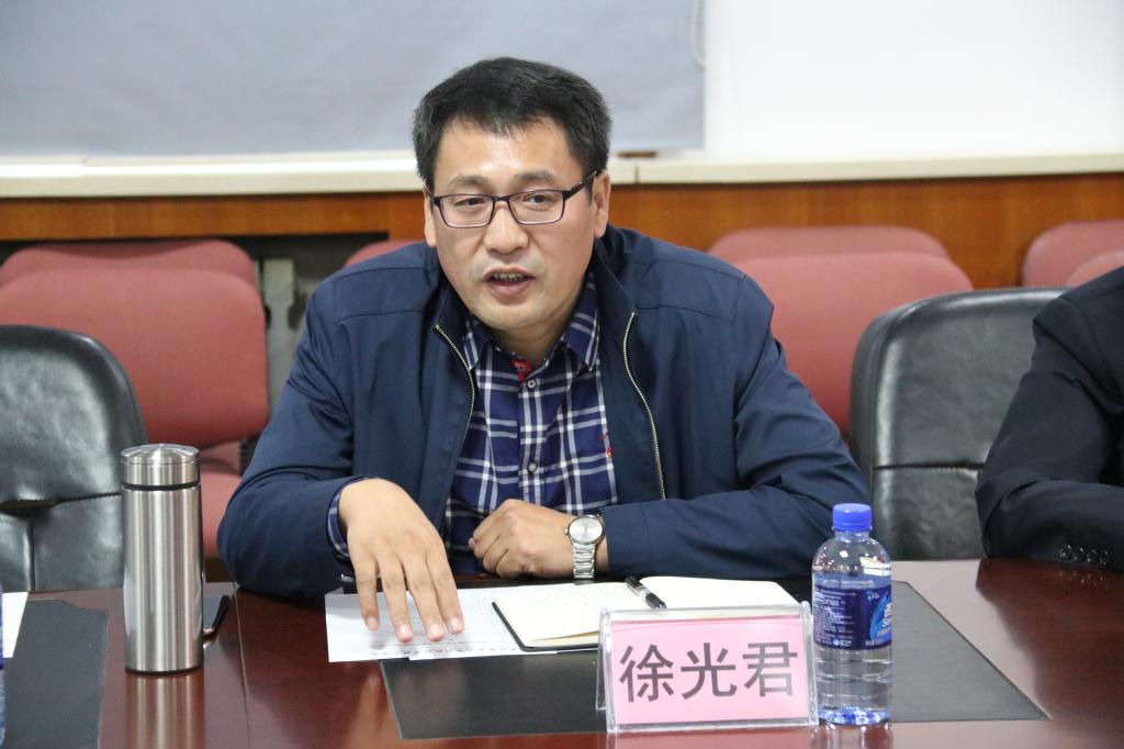 公司党委书记徐光君在会上讲话