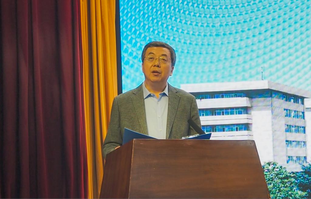 李辉教授介绍了杨山基金章程