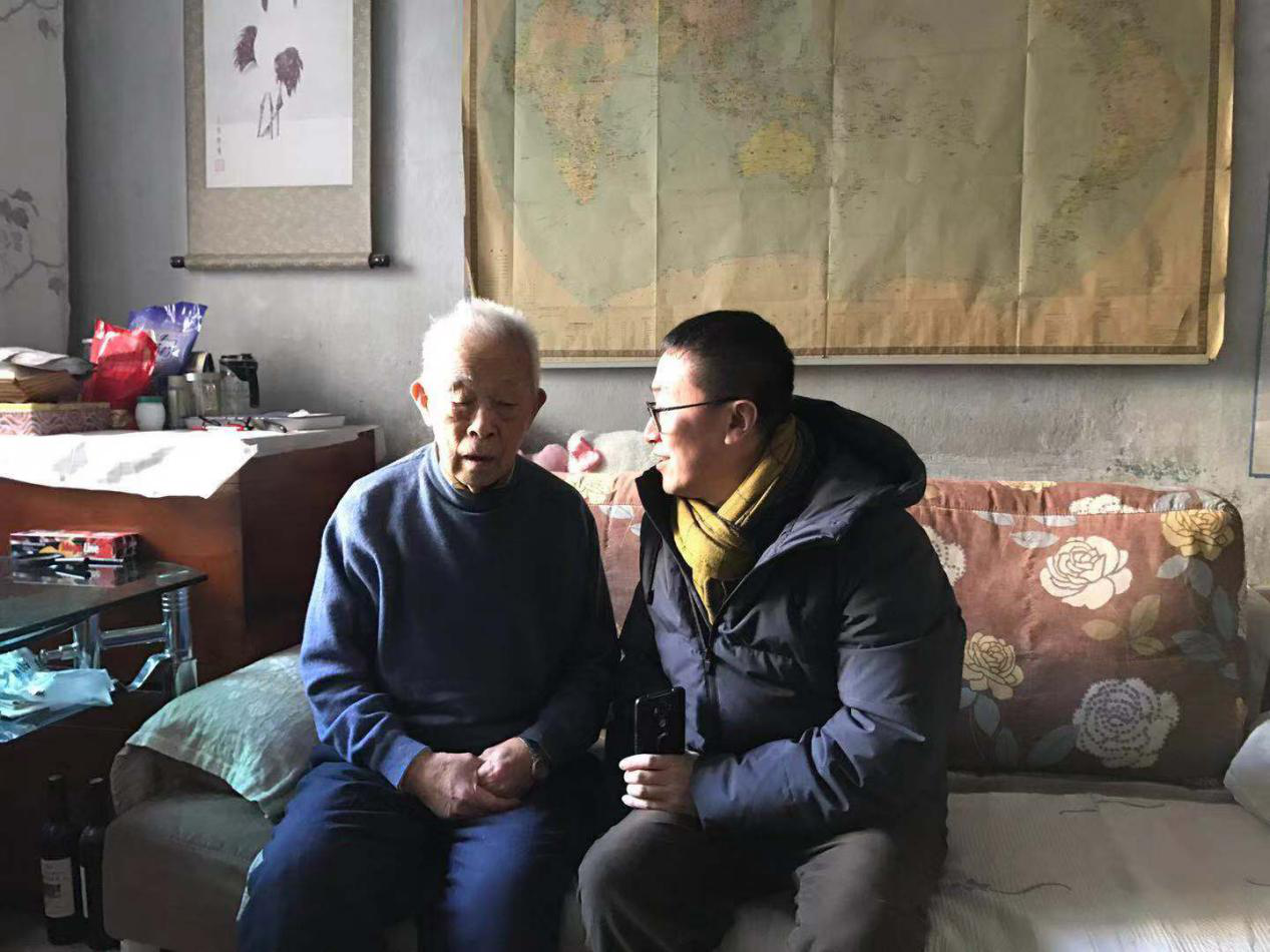 刘忠华与齐守荣老先生亲切交谈