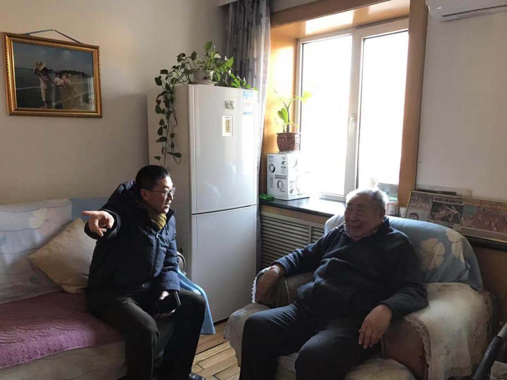 刘忠华与张大鹏老先生亲切交谈