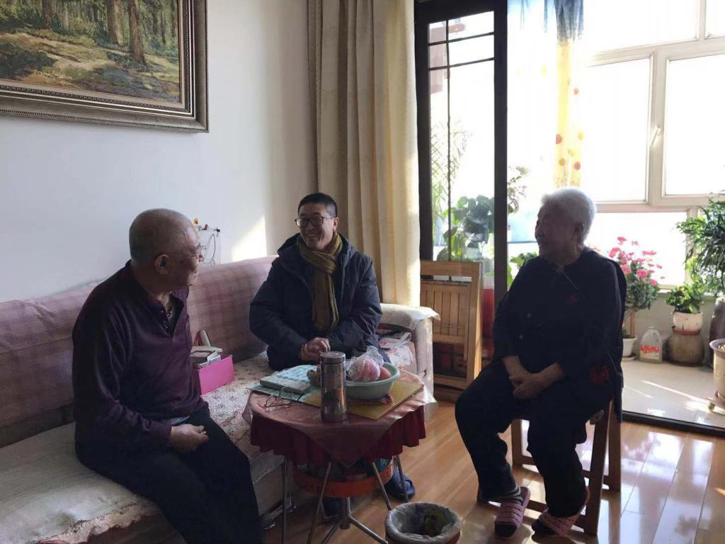 刘忠华慰问吴成坤、韩友文老先生