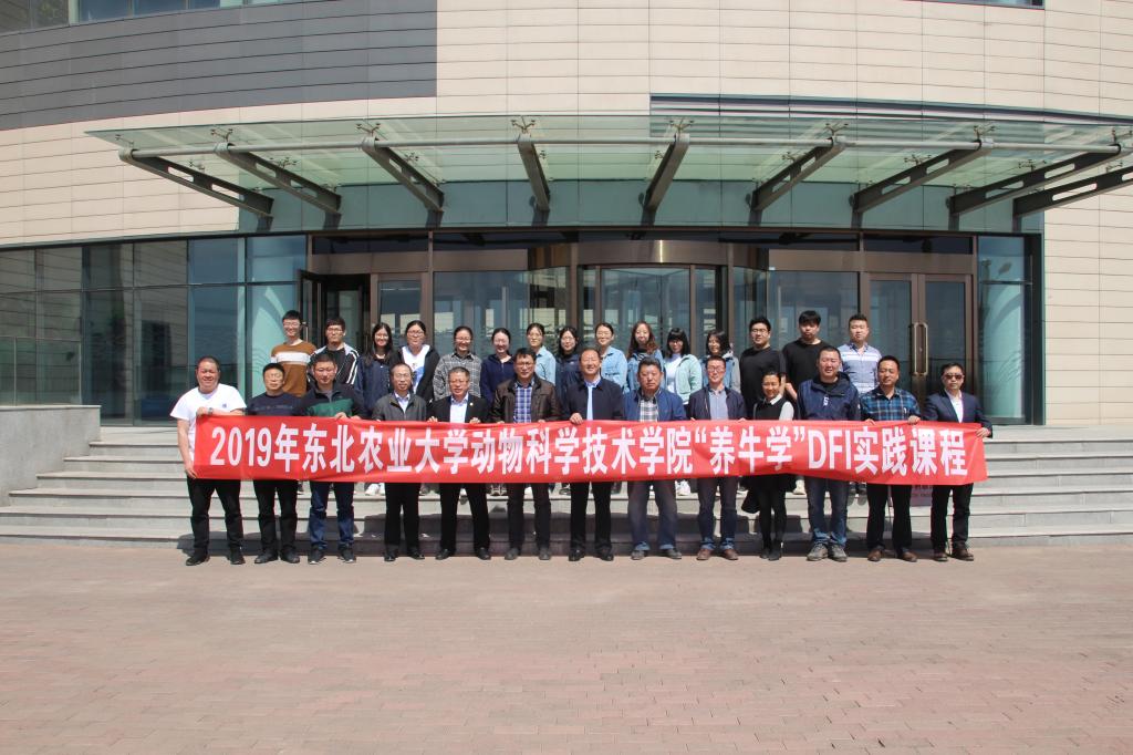 校企领导与实习员工合影