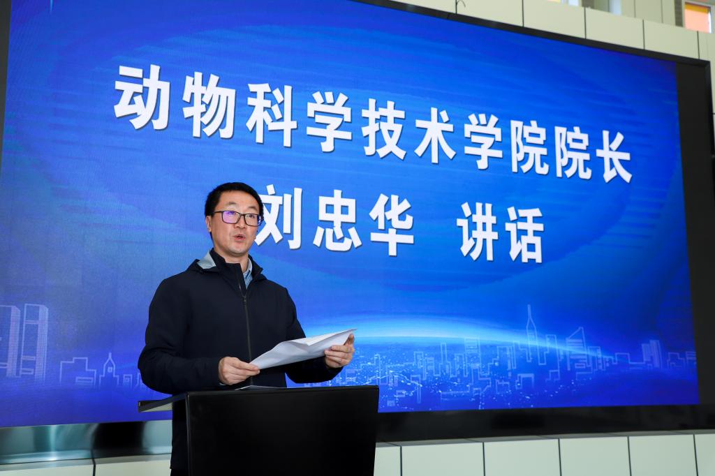 bwin经理刘忠华在开营式上作动员讲话
