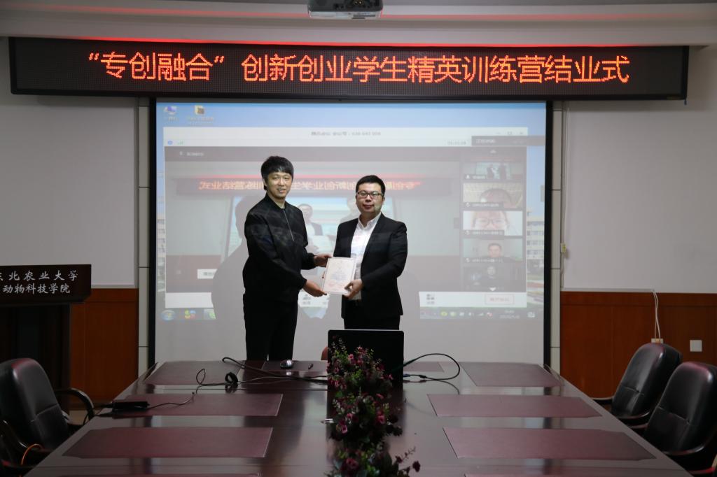 校团委副书记李卡为优秀学员颁发证书