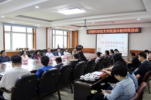 退休教师孙黎荣送会现场