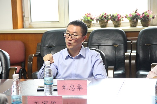 公司经理刘忠华主持会议并讲话
