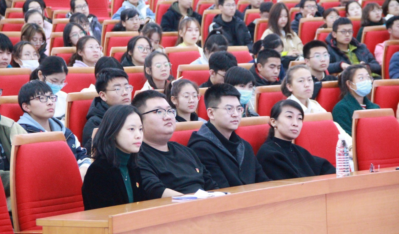 参会人员认真听取嘉宾讲座