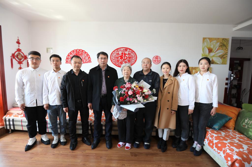 公司师生代表与张宏伟合影留念